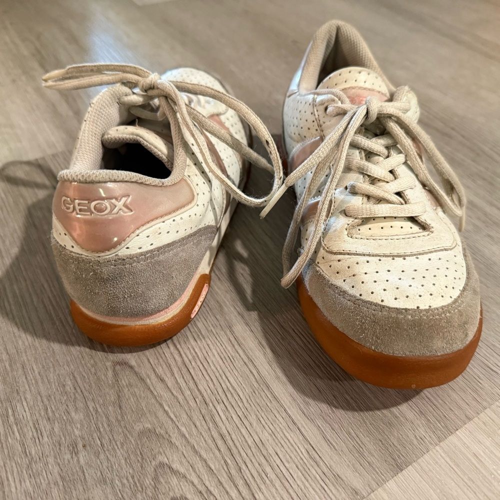 GEOX White & Pink Perforated Leather Low-Top Sneakers with Gum Sole Size 2.5 - Picture 2 of 7